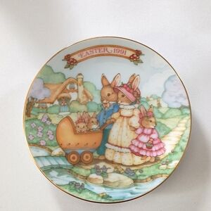 Vintage Avon Fine Collectibles Springtime Stroll 1991 Easter Plate 22K Gold Trim